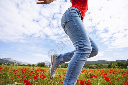 在田野里奔跑的女人西班牙欧洲图片