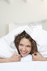女人躺在床上的被子里笑着图片