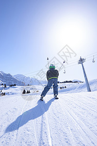 滑雪的男孩背影图片