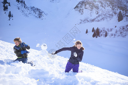 雪地里打雪仗的姐弟图片