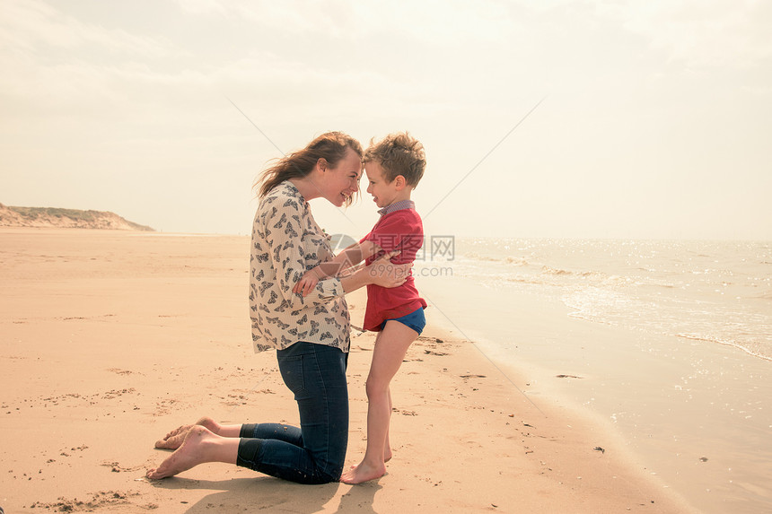 在海滩玩耍的母子图片