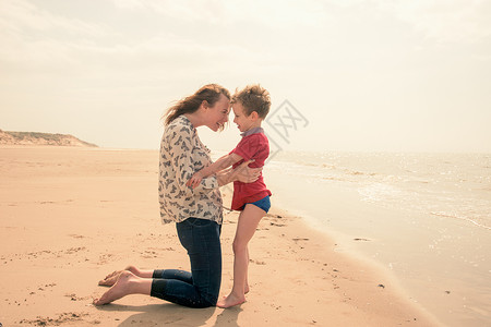 在海滩玩耍的母子高清图片
