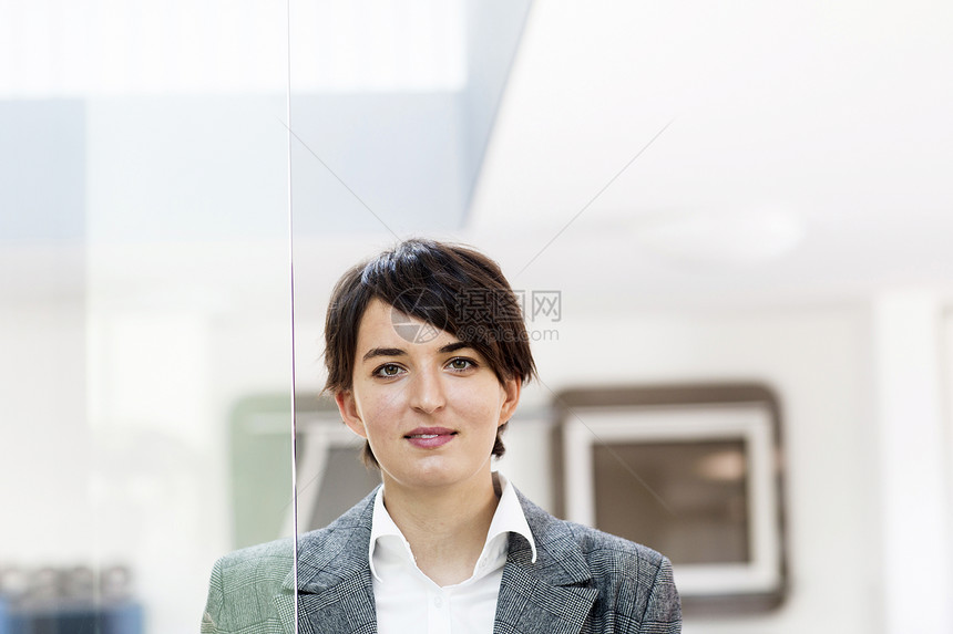办公室家具店年轻女销售经理的肖像图片