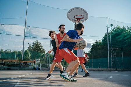 篮球场打比赛的朋友背景图片