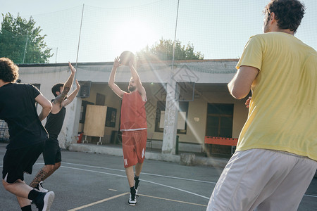篮球场打比赛的朋友背景图片