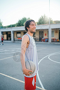 篮球场上拿着篮球的男子图片