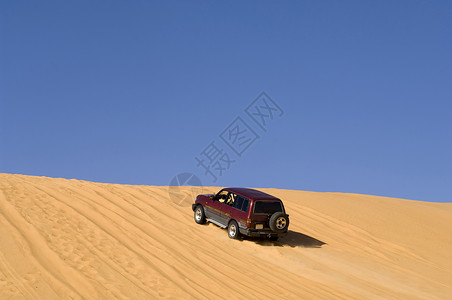 沙漠上行驶的越野车高清图片