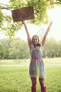 年轻女子在节庆中举起免费拥抱标志图片