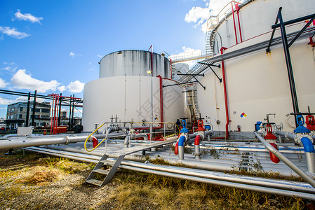 生物燃料工业厂的储油罐和管道高清图片
