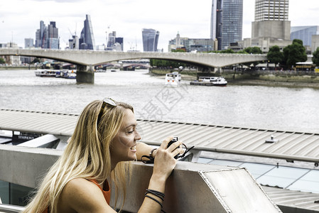 拍摄伦敦风景的年轻女性高清图片