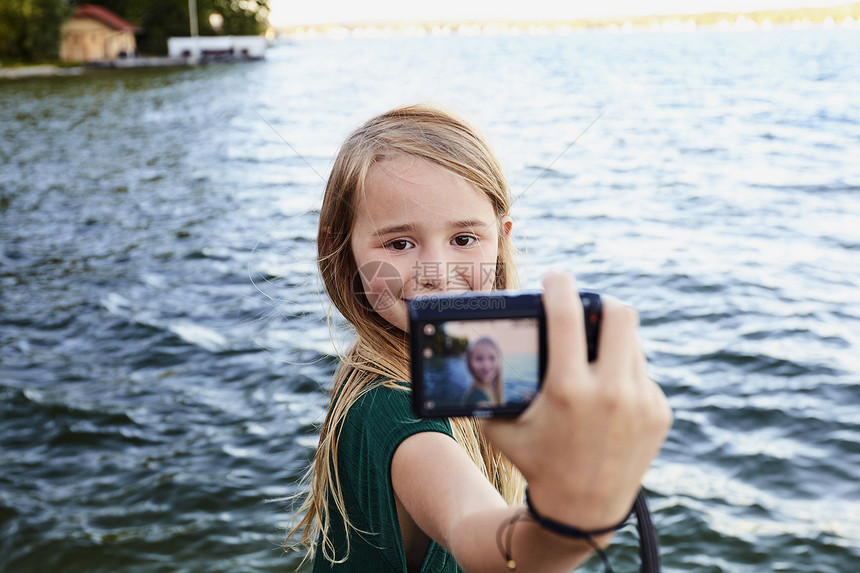女孩在河边自拍图片