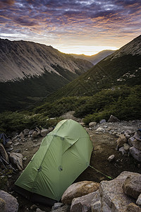 阿根廷里约内格罗纳胡尔华皮公园日出时山景处的帐篷高清图片