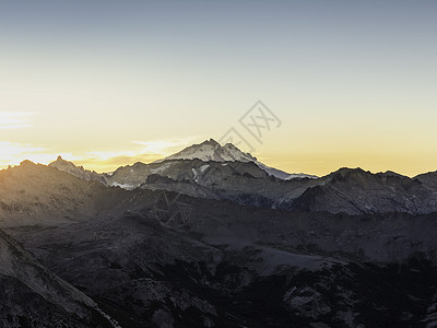 日落时分的安第斯山脉特隆纳多山高清图片