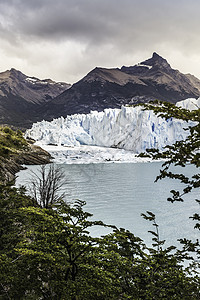 阿根廷湖佩里托莫雷诺冰川和智利巴塔哥尼亚洛斯格拉西雷公园山背景