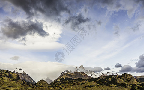洛斯安第斯山脉岩层崎岖的高清图片