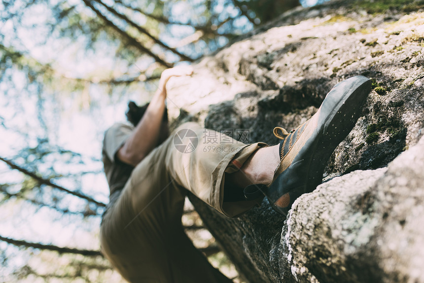 意大利伦巴迪男巨石攀爬低角视图图片