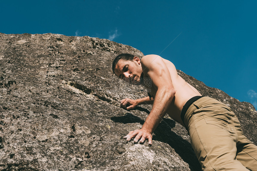 的年轻雄巨石攀岩低角视图意大利伦巴迪图片