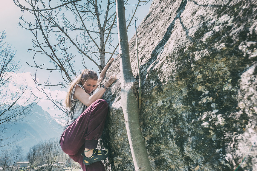 年轻的女漂石者攀爬漂石伦巴第意大利图片