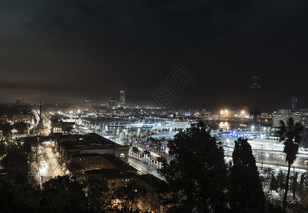 西班牙巴塞罗那市夜间城景色升高图片