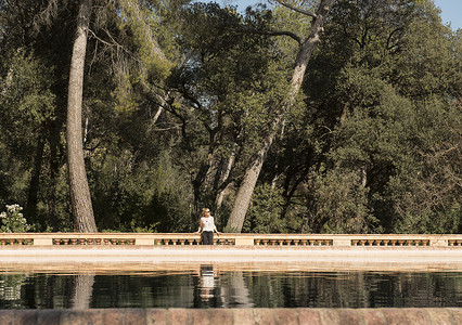 在西班牙巴塞罗那奥尔塔Labyrinth公园的湖边观光女游客图片