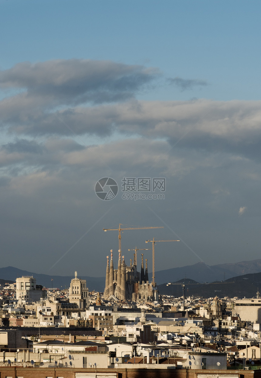 萨格拉达家庭和建筑起重机的城市景观西班牙巴塞罗那图片