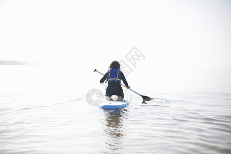 女滑板车手在迷雾的海上划出去后视线图片