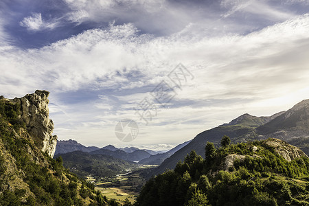 智利洛斯拉各斯地区Futaleufu山谷景观和岩层高清图片