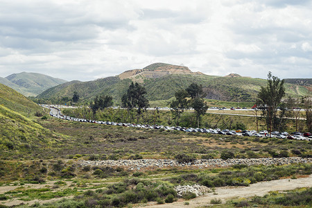 美国加利福尼亚州北埃尔西诺尔市高速公路外繁忙停车场景观图片