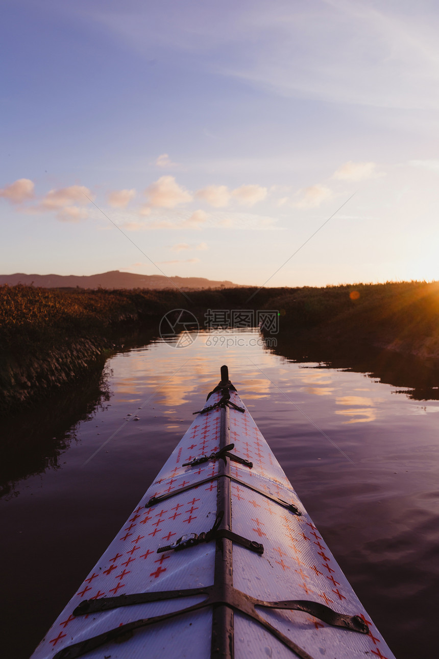 美国加利福尼亚州MorroBay日落时河上皮艇的个人观点图片