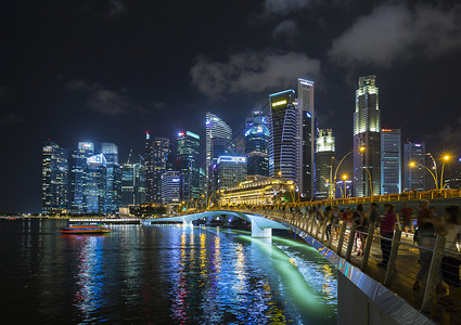 东南亚新加坡MarinaBay海边桥的游客群晚上图片