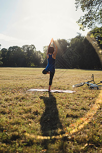 公园里的成人单腿站立瑜伽姿势后视图片