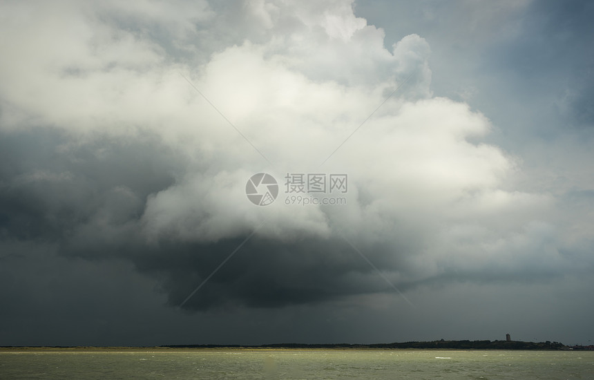 荷兰弗里斯兰西特谢林特谢林岛上壮观的云彩可以看到布兰达利斯灯塔图片