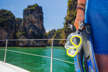 亚洲泰国KohHong手持通气管的游艇上妇女的剪影图片