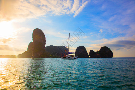 亚洲泰国克拉比克利夫海上帆船图片