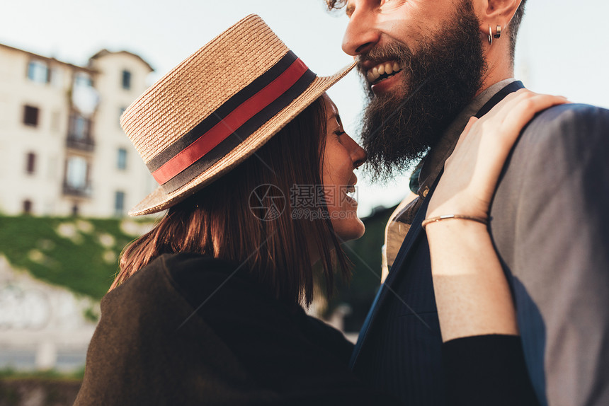 穿草船的年轻女人和男朋友一起笑图片