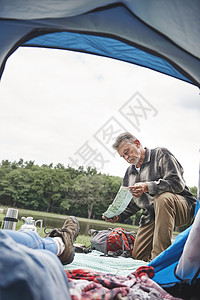 成年女人在帐篷里看着在帐篷外面的男人图片