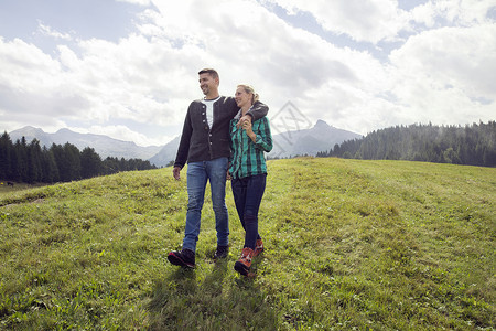 奥地利欧洲在田野行走的夫妇图片
