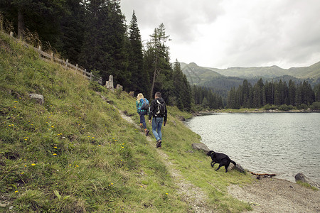 与狗一起在欧洲奥地利泰罗尔施泰尔马克的湖边徒步旅行图片
