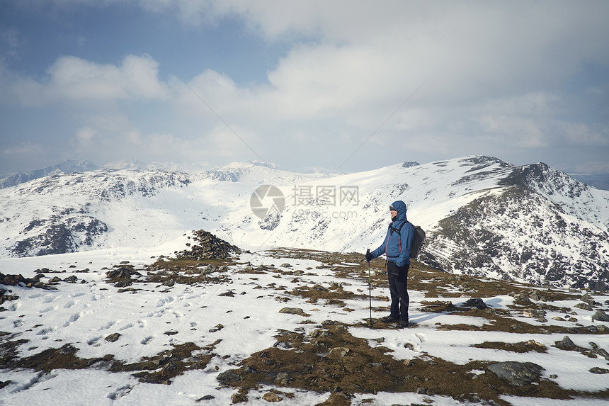 英国坎布里亚科尼斯顿雪山上的徒步旅行者图片