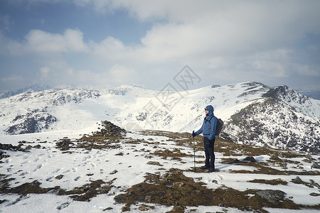 英国坎布里亚科尼斯顿雪山上的徒步旅行者图片