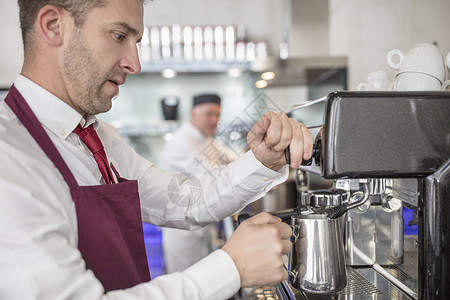 餐厅使用咖啡机的服务员图片