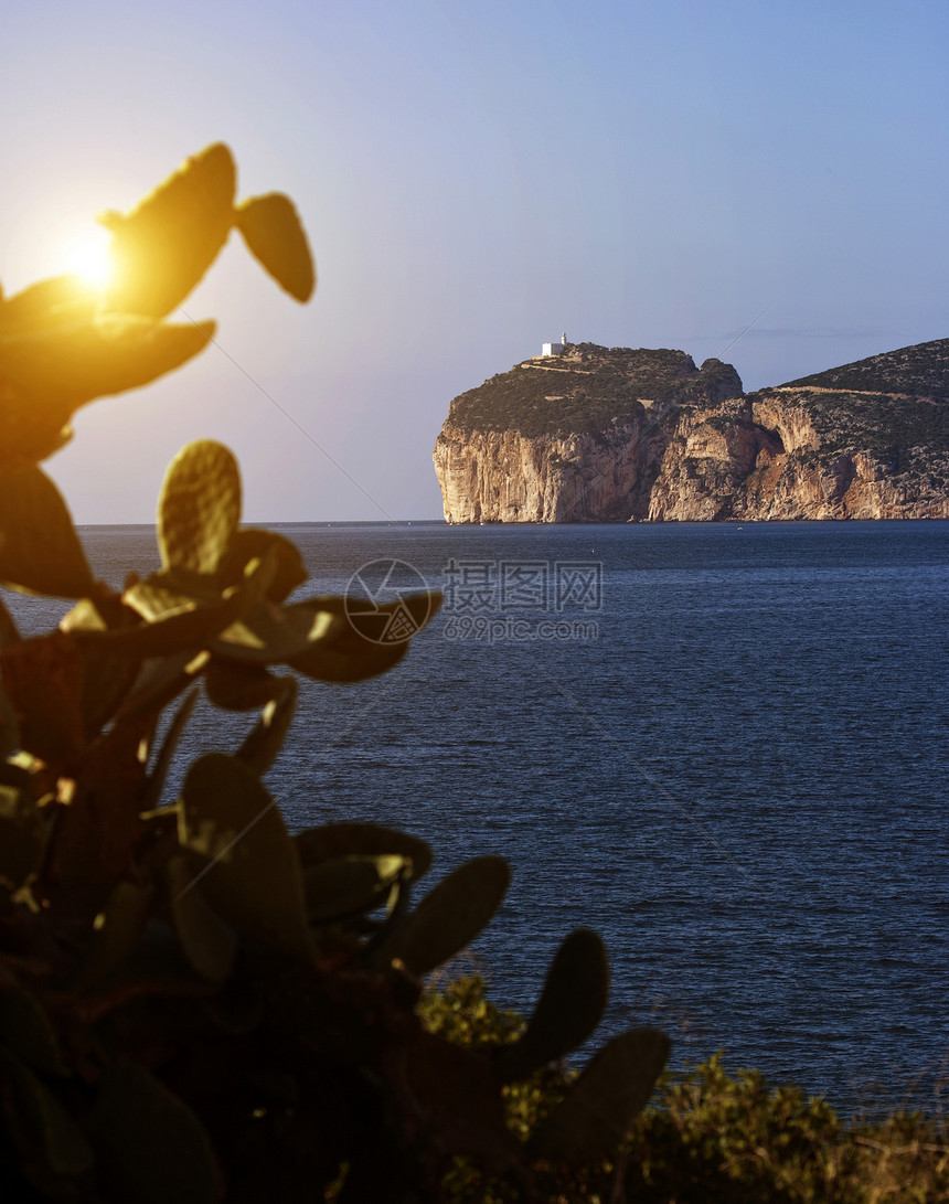 与悬崖顶灯塔卡波西亚阿尔盖罗意大利撒丁岛等悬崖顶灯塔的景色海岸风图片
