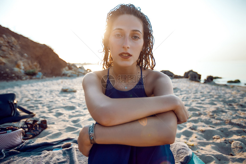 坐在乌克兰敖德萨海滩上的年轻女子肖像图片