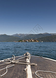 前往意大利皮埃蒙特马吉奥雷湖上博罗梅莱群岛的游艇高清图片