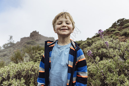 加那利群岛特纳里费夫州提德山可爱男孩的肖像图片