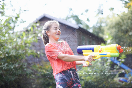 水战少女在花园里玩水枪背景