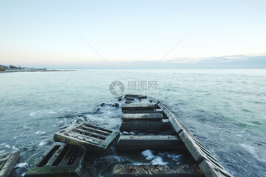 海上废弃码头图片
