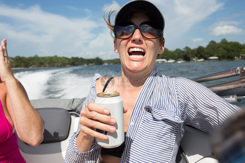 女人在快艇上拿着啤酒震惊的表情图片