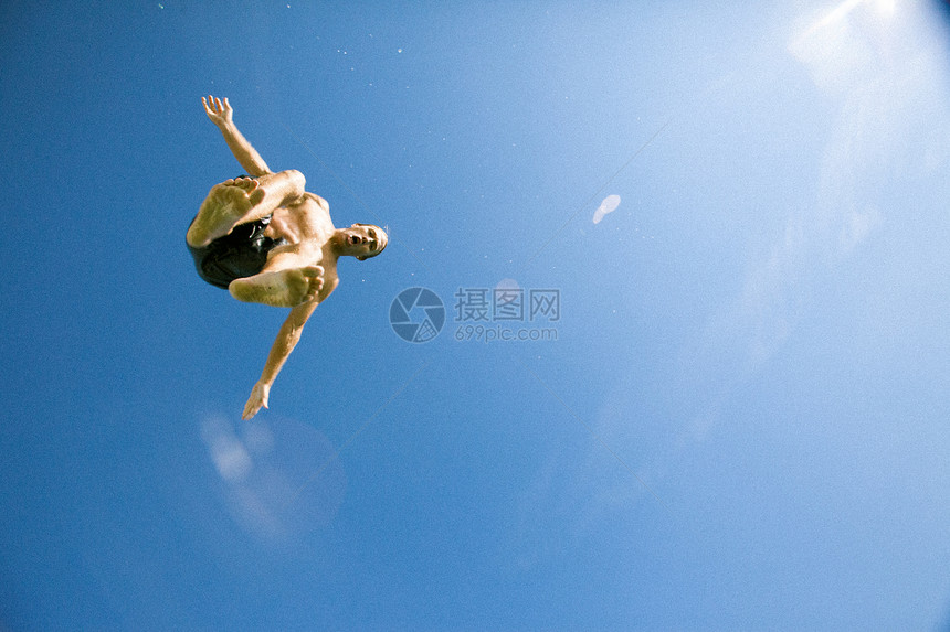 青年男子跳跃中空低角度视图图片