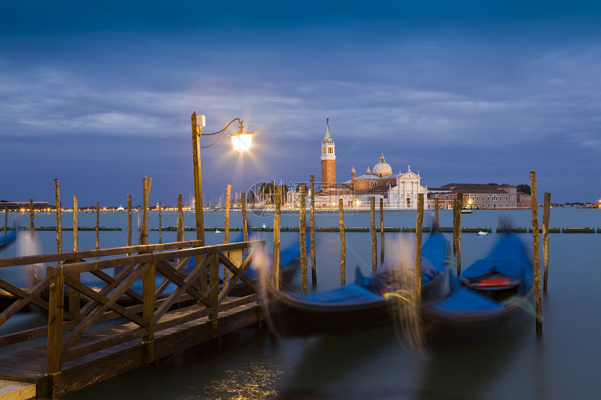 威尼斯夜间停泊的小船图片